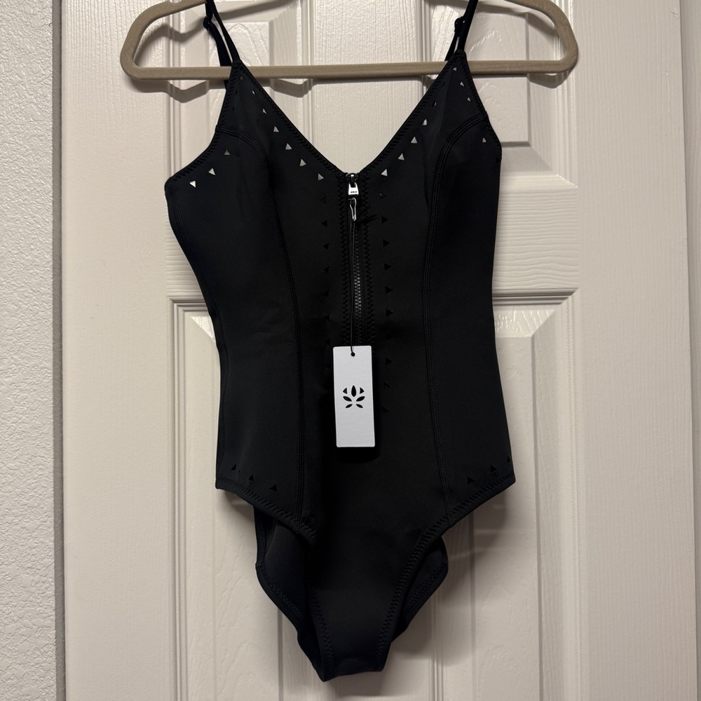 Gigi C| NWT Alexandra Black Cut out Swimsuit in Size M - Picture 4 of 15